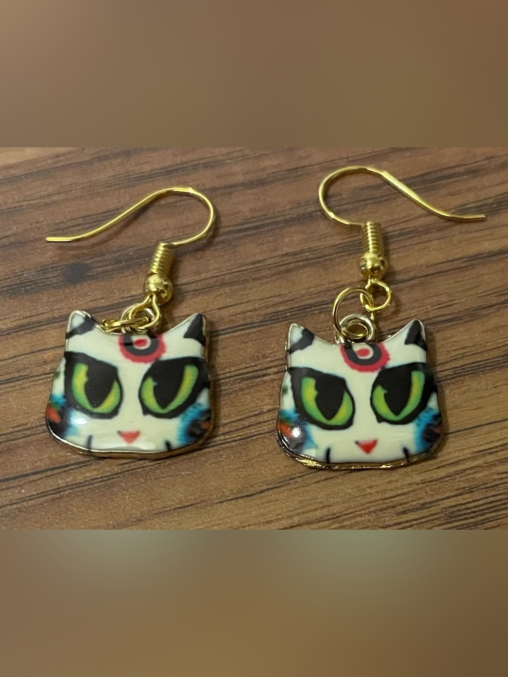 Cartoon Like Cat Face Drop Earrings with Green Eyes Gold Tone French Hooks New